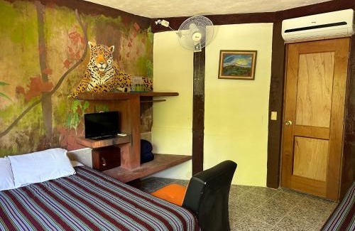 Flores Hotel | Zapote Tree Inn