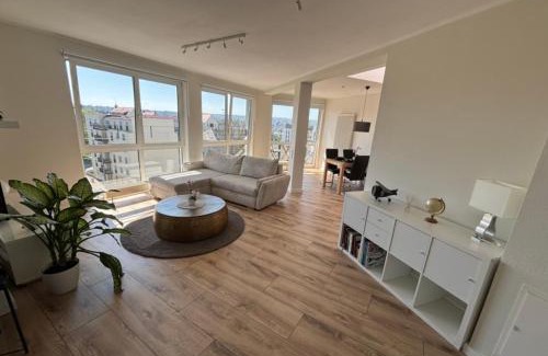 Friedrichstadt Apartment | Zentrales, modernes Apartment mit Balkon, Küche & Garage
