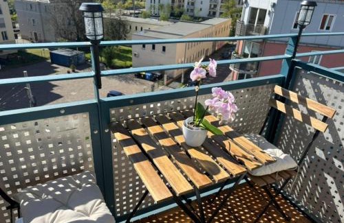 Friedrichstadt Apartment | Zentrales, modernes Apartment mit Balkon, Küche & Garage