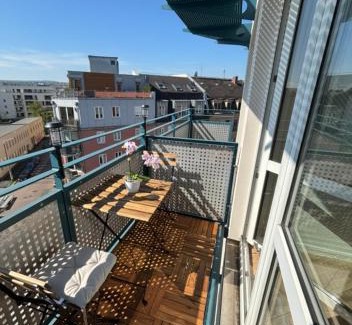 Friedrichstadt Apartment | Zentrales, modernes Apartment mit Balkon, Küche & Garage