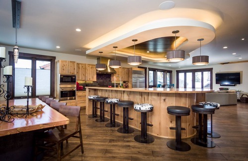 Whitefish House | ZERO steps from patio to ski/hiking trail! Contact owner for just in time deals.