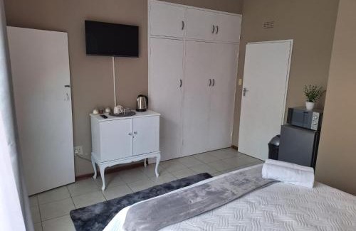 Boksburg House | Zhantique Guest House 2- Unit 4