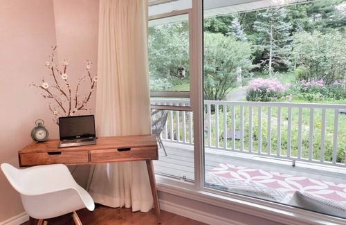Bracebridge Cottage | Zuka Riverhouse + Cedar Hot Tub & Sauna in Muskoka
