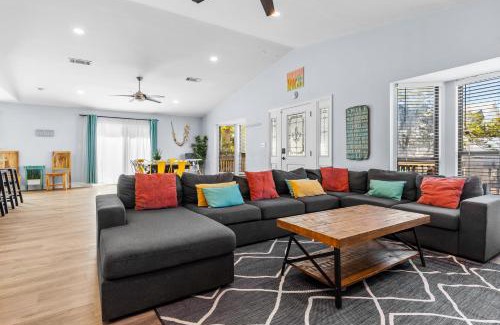 Crystal Beach House | Zula Beach Vacation Home, Sleeps 16, Private Heated Pool, 4min Walk To The Beach, Pets Welcome, Fenced Yard