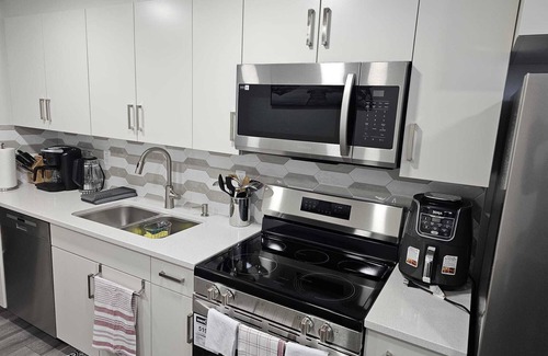 West Edmonton House | Zuzy's Nest n2 Bedroom Guest Suite