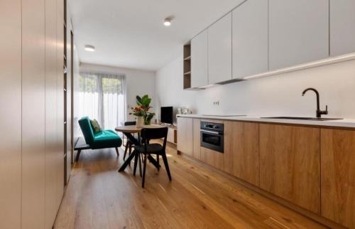 Nivy Apartment | Zwirn Stylish Apartement with parking