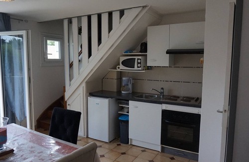 Merville-Franceville-Plage Apartment | Beachside Duplex with Direct Access to the Sea, Balcony, and Free Parking