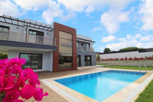 Çeşme Dalyan'da, Triplex Müstakil, Havuzlu Villa