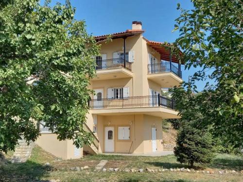 Παραδοσιακό ισόγειο διαμέρισμα με τζάκι κοντά στην Αράχωβα