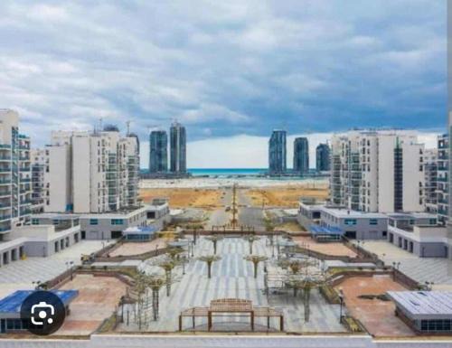 شقه فندقيه الداون تاون العلمين الجديده بجوار بالم هيلز والابراج