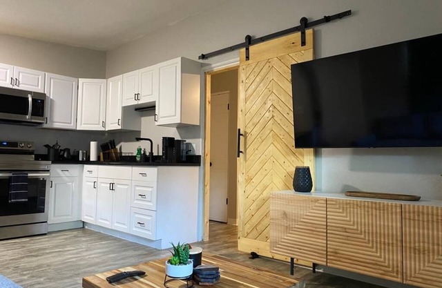 1/1 in Historic Neighborhood walking distance to restaurants and Nightlife