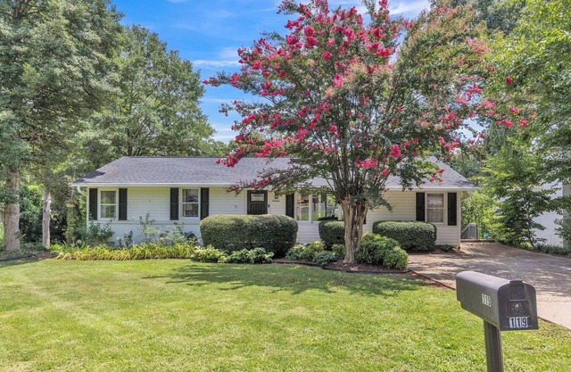 1/2 acre, 2 master bedrooms, newly renovatedn2 miles from downtown, very private