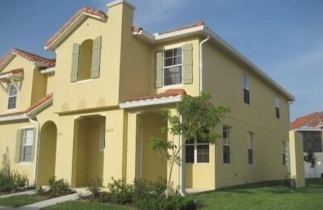 1.5 Miles to Disney and one minute from Walmart,1600 sqft 3BR/3BA Townhome