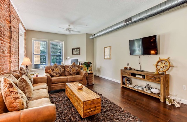 1.5 Miles to EverBank Stadium |BBQ, Firepit |