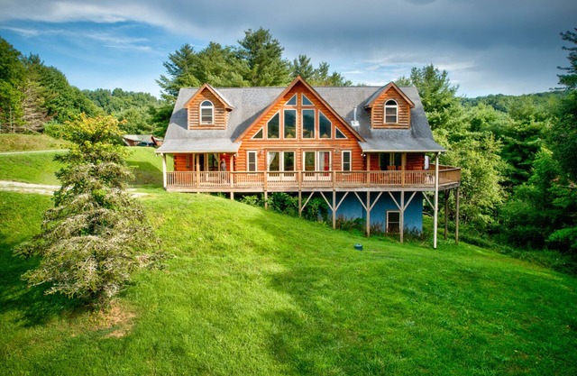 1 Awesome Skyview - Spectacular log home with hot tub and top of the line amenities!