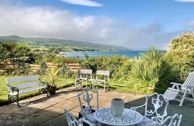 1 Bed Flat - Sleeps 5 - Parking - Garden - Pets