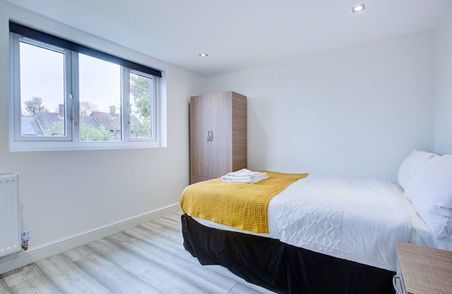 1 bed-Sleeps -Elizabeth Line-Free Parking
