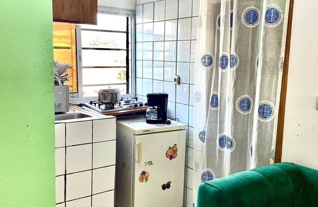 1 Bed Studio Sleeps 2 - Canal View, Wifi, Parking