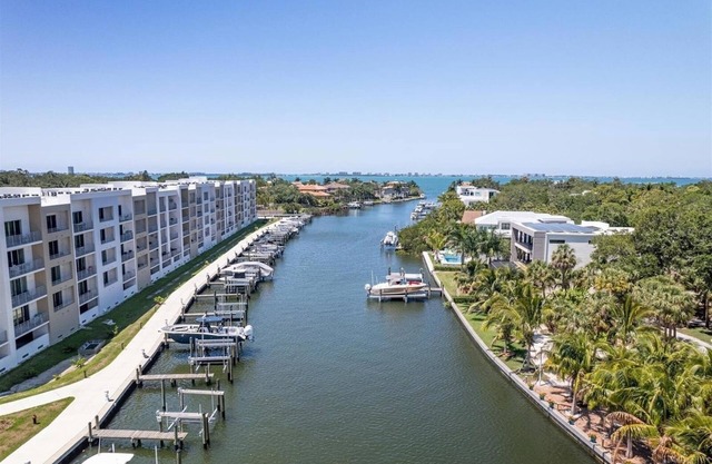 1-bedroom 2 bath condo in fabulous Sarasota, Minutes from Siesta and Lido Beach