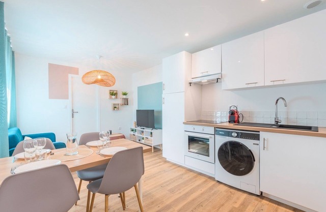 1 bedroom apartment near tram, CHR + parking