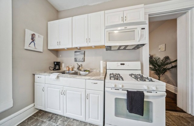1 Bedroom Apt in Central Akron - recently remodeled, Highland Square area, Smart TVs