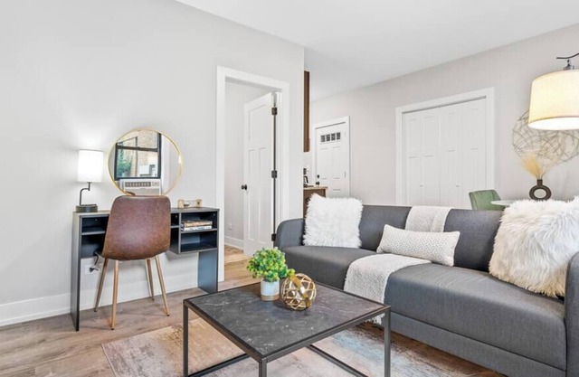 1-bedroom Chic Apartment w/Laundry