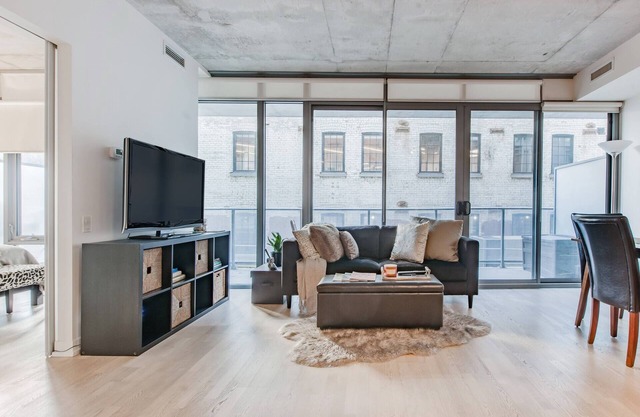 1 bedroom condo in trendy king west neighbourhood