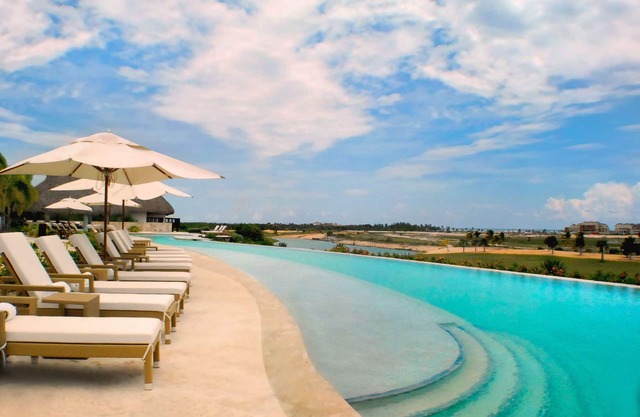1-Bedroom Condo with Balcony, TV, Wi-Fi & Golf View/5 min from Juanillo Beach
