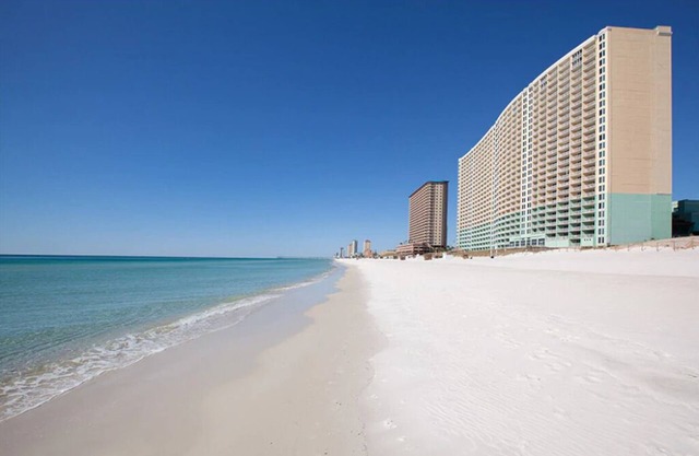 1 Bedroom Deluxe, on Panama City Beach, Sleeps 4, Full Kitchen!