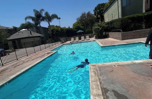 1 bedroom, for 2, with shared living room, in West LA, pool, hottub