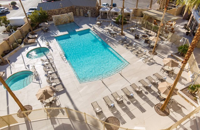 1 Bedroom | FREE Breakfast + Pool Access & Hot Tub
