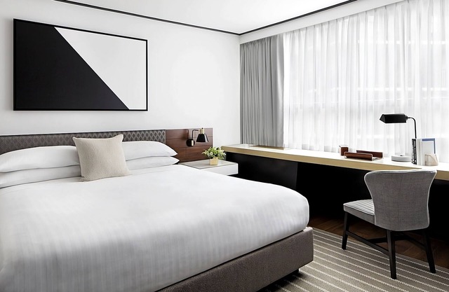 1-Bedroom King Suite – Steps to Museums, Dining & The Mall