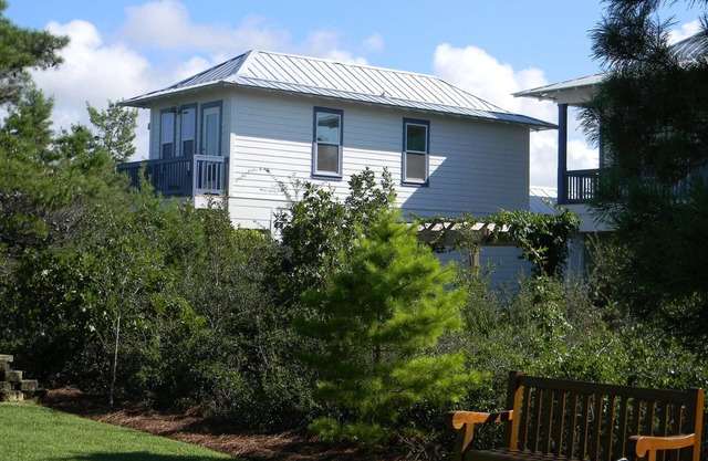 1-bedroom modern cottage just a short walk to Alys/Rosemary with private beach