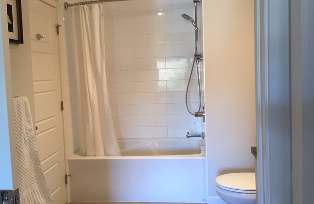 1 Bedroom Perfect Location North Vancouver