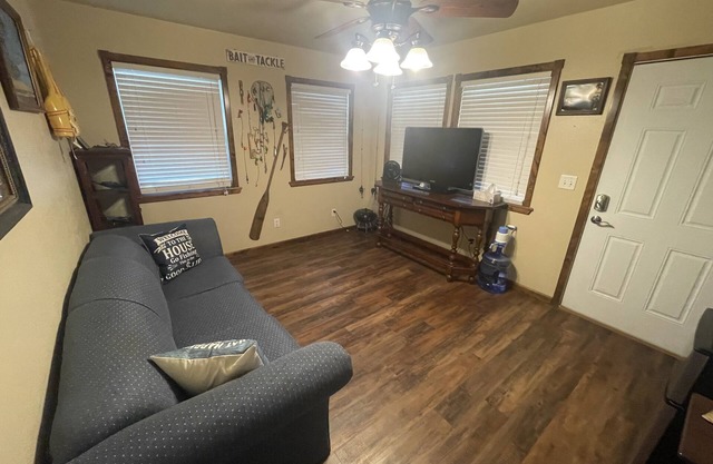 1 Bedroom/sleeper sofa/Large Bathnsleep 5nclose to Restaurants/ramps/gas/Walmart