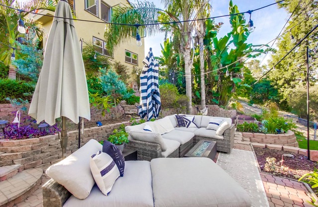 1 bedroom unfurnished Craftsman condo with Canyon Views near SDSU & Talmadge