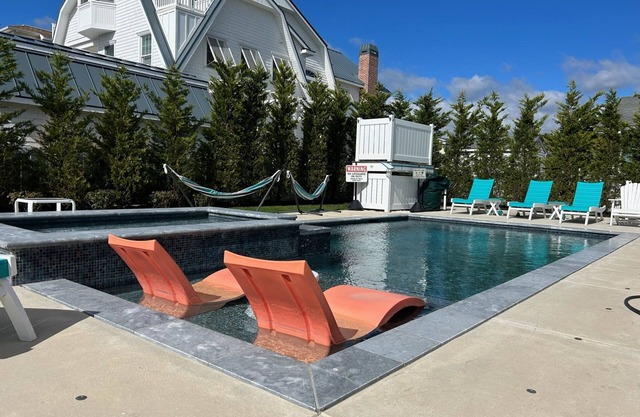 1 block to beach, Icona and Windrift Resorts w/30’ Heated Pool and Spa