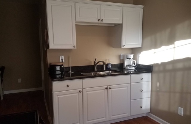 1 BR 1 Bath Upstairs Apartment