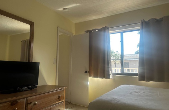 1 BR Apartment- Steps from the beach!