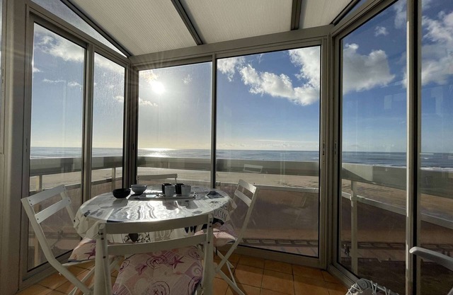1-BR Apartment with Garage, 50m from the Beach, Saint-Gilles-Croix-de-Vie