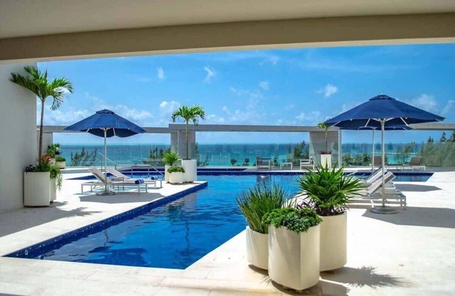 1 Br. Steps From the Beach Roof W/ocean View