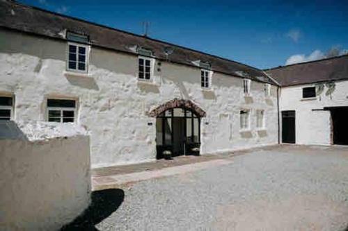 1 Courtyard cottage with hot tub and walled garden