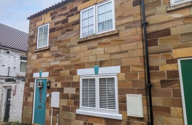 1 JOHNSON'S YARD, pet friendly in Guisborough