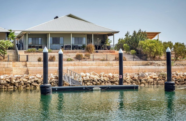 1 Kestrel Place - Beautiful Pet-Friendly Marina Home with a Private Jetty