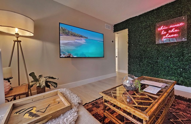 1 King, 2 Queen,1 twin, washer dryer, near parks & FTL Marine center