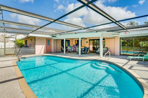 1 Mi to Golf! Family Getaway with Pool in Fort Myers