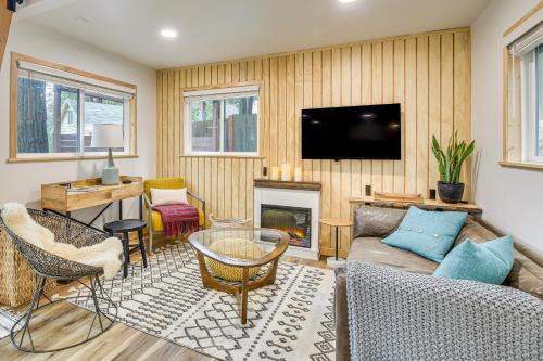 1 Mi to Lake Cozy Crestline Cabin with Hot Tub!