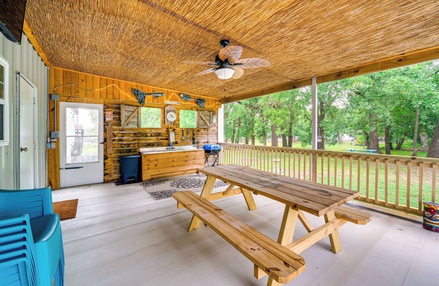 1 Mi to Lake Texoma Access: Home w/Deck