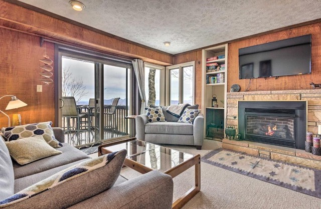 1 Mi to Slopes Beech Mtn Retreat with Balcony!