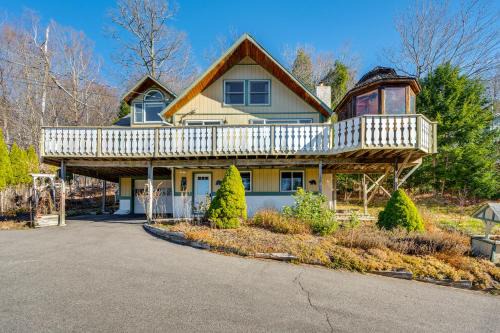1 Mi to Story Land Spacious Home with Mtn Views!